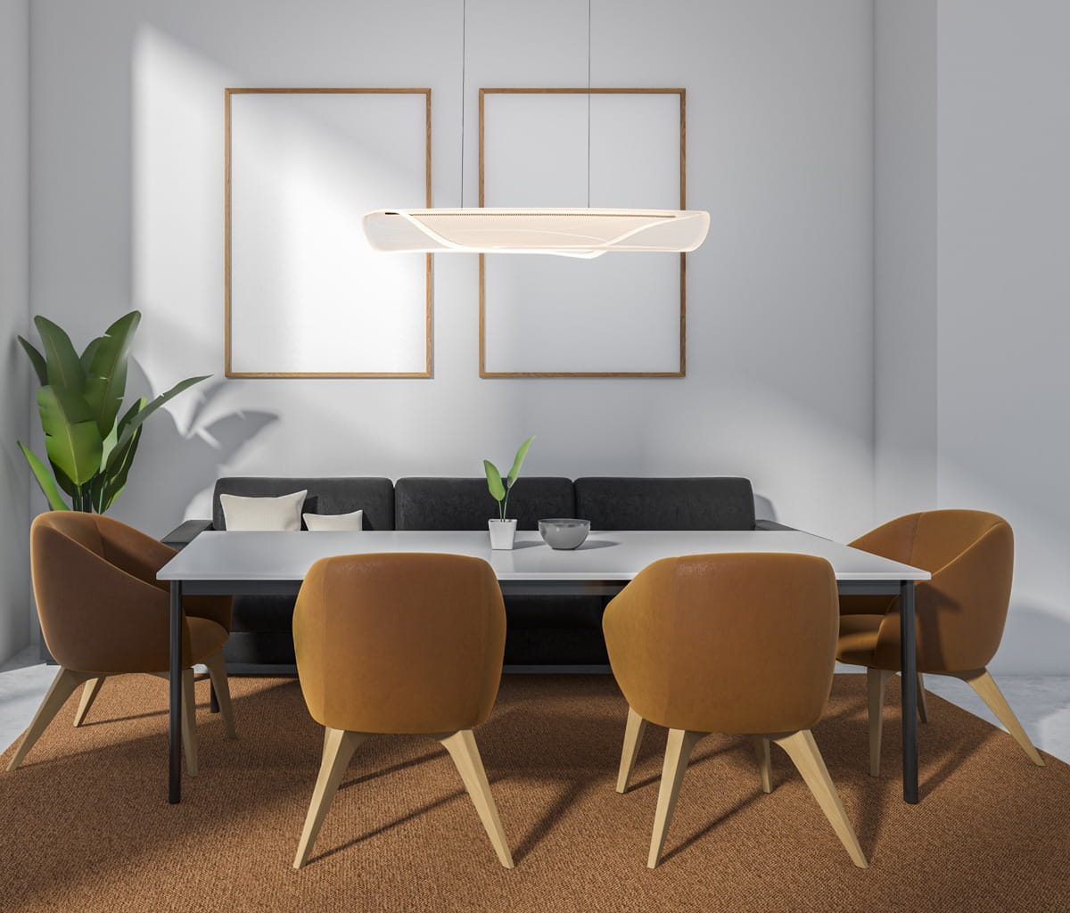 Lampa wisząca Casel w kolorze kawowym, z jednym źródłem LED o mocy 32W. Zawieszona nad stołem w jadalni, z nowoczesnym, prostym designem. W tle widoczna roślina i kanapa w odcieniach szarości.