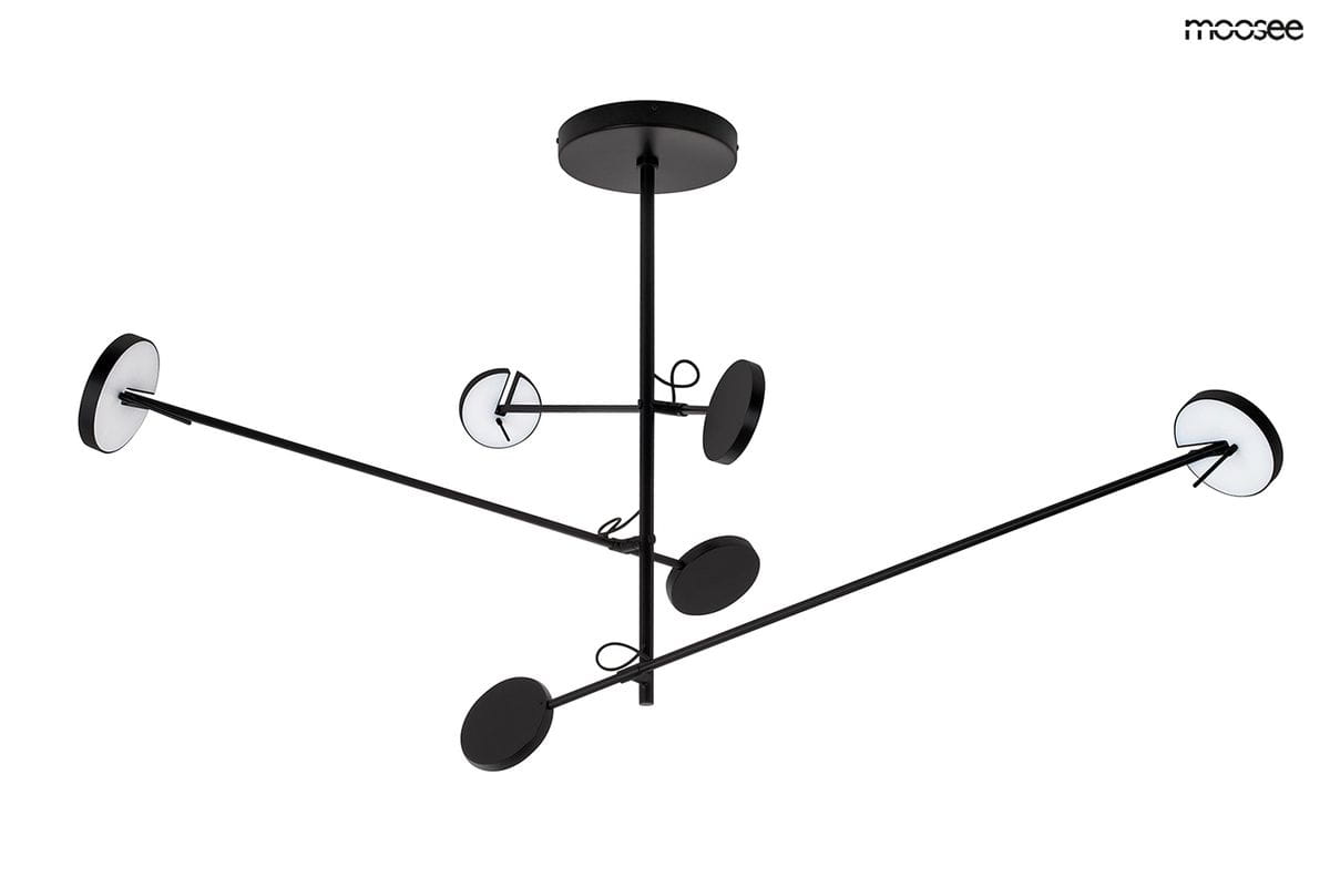 Lampa wisząca Bobbie z sześcioma źródłami światła LED, czarna, z metalowymi ramionami. Ujęcie z dołu, ukazujące rozłożone klosze w formie okręgów, z białym wypełnieniem i czarnymi obręczami. Prosty, nowoczesny design, zawieszona na cienkim drucie.