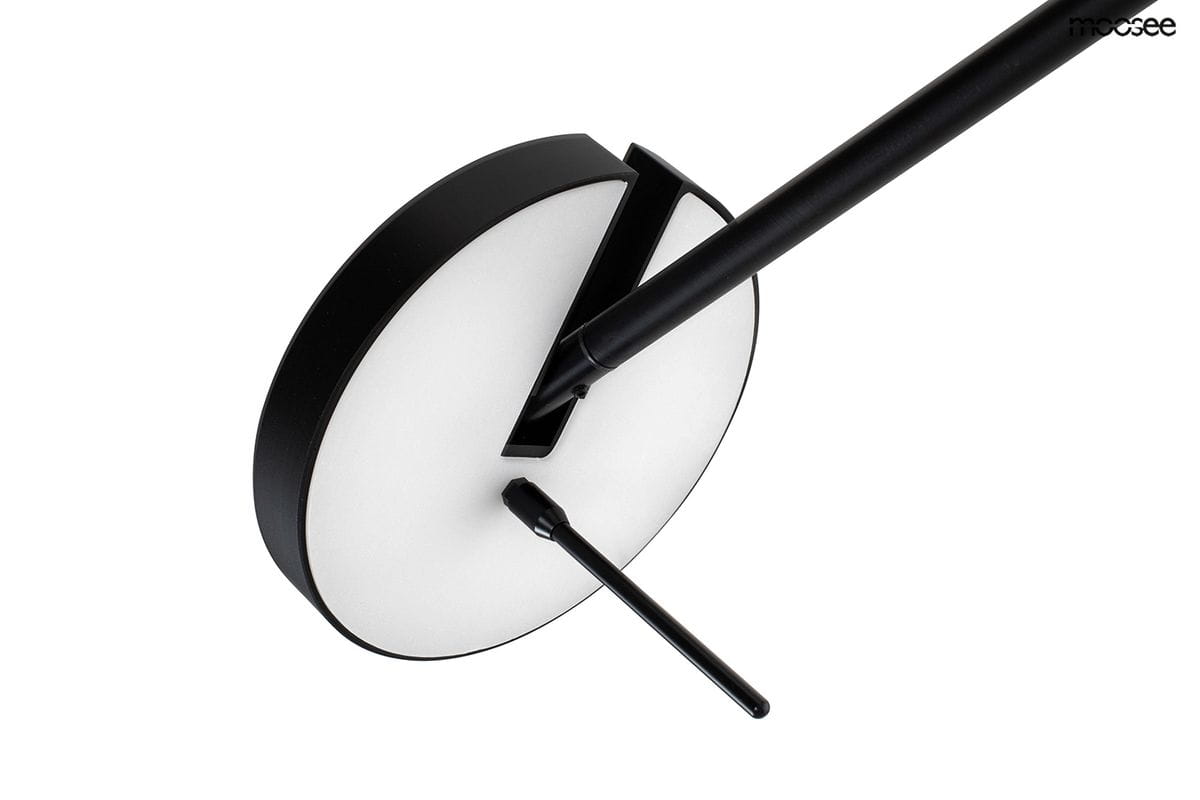 Lampa wisząca Bobbie w kolorze czarnym z sześcioma źródłami LED o mocy 28W. Okrągła, matowa klosz z tworzywa sztucznego, montaż na długim ramieniu. Ujęcie z boku, pokazujące detal uchwytu.