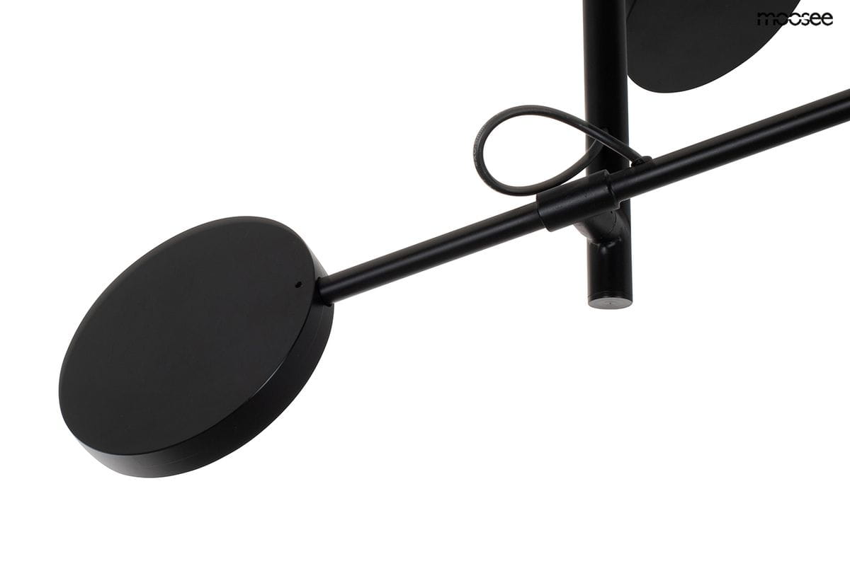 Lampa wisząca Bobbie z sześcioma źródłami LED, czarna. Kąt ujęcia z boku, pokazujący okrągłe, płaskie elementy oraz cienką konstrukcję. Widoczny kabel, materiał metalowy, minimalistyczny design. Idealna do nowoczesnych wnętrz.