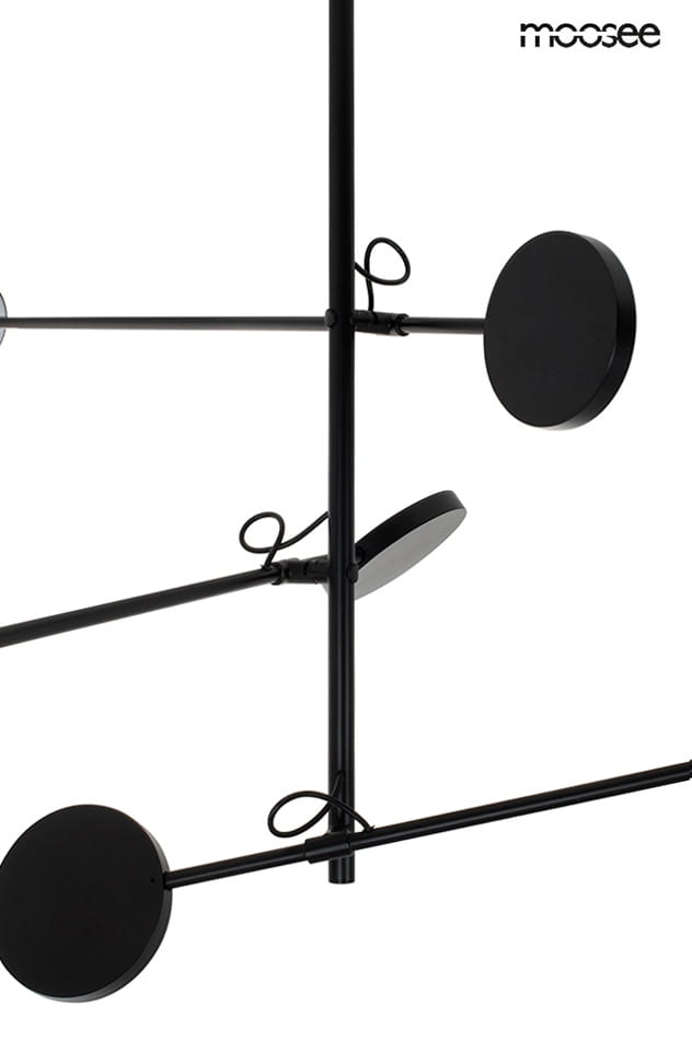 Lampa wisząca Bobbie z sześcioma źródłami LED o mocy 28W w kolorze czarnym. Produkt ma minimalistyczny design z okrągłymi kloszami i prostymi ramionami. Ujęcie z boku, pokazujące szczegóły konstrukcji oraz cienkie metalowe elementy.