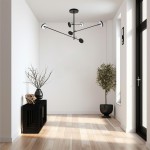 Lampa wisząca Bobbie w kolorze czarnym, z sześcioma źródłami LED o mocy 28W. Posiada minimalistyczny design z różnymi kształtami kloszy, zawieszona w nowoczesnym wnętrzu z drewnianą podłogą i roślinami w donicach.