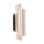 Kinkiet Casel w kolorze kawowym z jedną diodą LED 13W, o prostokątnym kształcie. Szklana obudowa z delikatnym wzorem, montowana na ścianie. Dobrze widoczna czarna baza, kinkiet w profilu bocznym.