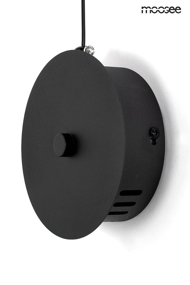 Czarna lampa wisząca Flat z pojedynczym źródłem LED o mocy 10W. Okrągła, matowa obudowa z widocznym przyciskiem centralnym oraz otworami wentylacyjnymi. Zawieszona na cienkim przewodzie, montowana do sufitu.