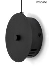 Czarna lampa wisząca Flat z pojedynczym źródłem LED o mocy 10W. Okrągła, matowa obudowa z widocznym przyciskiem centralnym oraz otworami wentylacyjnymi. Zawieszona na cienkim przewodzie, montowana do sufitu.