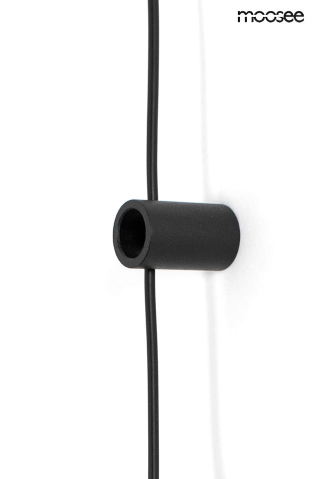 Czarna lampa wisząca Flat z jednym źródłem LED 10W. Widoczny detal mocowania z czarnym kablem, zawieszony na białym tle. Prosta, minimalistyczna forma, idealna do nowoczesnych wnętrz.