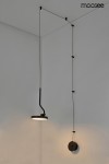 Czarna lampa wisząca z jedną diodą LED o mocy 10W. Posiada smukły kształt z prostym kloszem oraz okrągłym mocowaniem na suficie. Zawieszona na cienkim przewodzie, w minimalistycznym wnętrzu. Tło jasne, co podkreśla elegancję lampy.