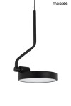 Czarna lampa wisząca z płaskim okrągłym kloszem, zawieszona na cienkim przewodzie. Wykonana z metalu, prezentuje minimalistyczny design. Widoczny detal mocowania oraz struktura matowego wykończenia. Idealna do nowoczesnych wnętrz.