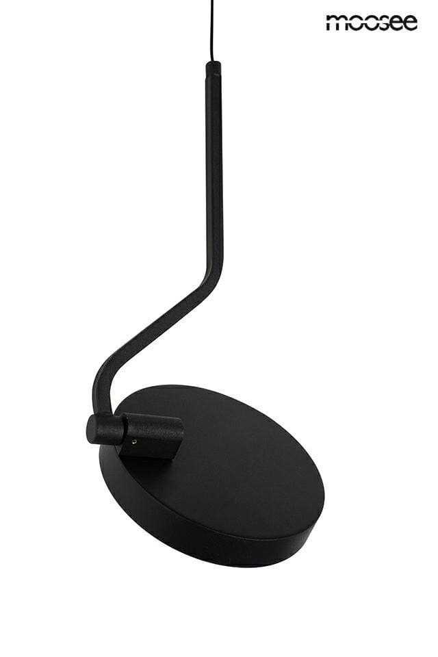 Czarna lampa wisząca Flat z jedną diodą LED o mocy 10W, o minimalistycznym designie. Ułożona w pozycji wiszącej, z okrągłą podstawą i prostą, zakrzywioną rurką. Tło białe, co podkreśla jej nowoczesny wygląd.
