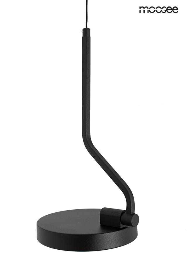 Czarna lampa wisząca Flat z trzema diodami LED, o mocy 30W. Charakteryzuje się prostą, nowoczesną konstrukcją z okrągłą podstawą i smukłym, lekko zakrzywionym ramieniem. Zawieszona na cienkim kablu, idealna do nowoczesnych wnętrz.