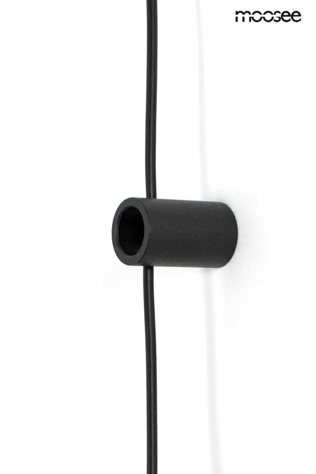 Czarna lampa wisząca Flat z trzema diodami LED, moc 30W. Widok z boku na detal mocowania, z cienkim kablem wisi na ścianie. Prosty, nowoczesny design, idealny do minimalistycznych wnętrz.