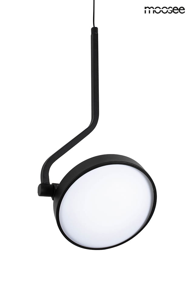 Czarna lampa wisząca Flat z trzema źródłami LED o mocy 30W, z okrągłym kloszem i minimalistycznym, zakrzywionym uchwytem. Produkt zawieszony na cienkim przewodzie, na jednolitym białym tle.