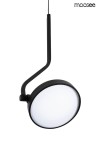 Czarna lampa wisząca Flat z trzema źródłami LED o mocy 30W, z okrągłym kloszem i minimalistycznym, zakrzywionym uchwytem. Produkt zawieszony na cienkim przewodzie, na jednolitym białym tle.