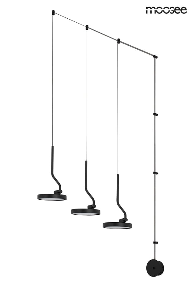 Lampa wisząca Flat z trzema źródłami światła LED, czarna, o nowoczesnym designie. Posiada smukłe, okrągłe klosze i elastyczne zawieszenie. Zamontowana na prostym, metalowym stelażu w kolorze czarnym. Idealna do aranżacji wnętrz.