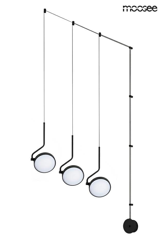 Czarna lampa wisząca Flat z trzema okrągłymi kloszami LED o średnicy 12 cm, zawieszona na cienkich linkach. Lampa ma minimalistyczny design i jest zamontowana na okrągłej podstawie. Idealna do nowoczesnych wnętrz.