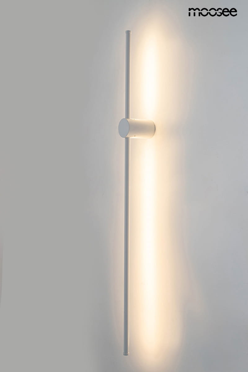 Kinkiet Ombre 100 w kolorze białym z jednym źródłem LED o mocy 12W. Posiada prostą, cylindryczną obudowę oraz długą, pionową rurę emitującą światło. Zainstalowany na ścianie, zapewnia nowoczesne oświetlenie.