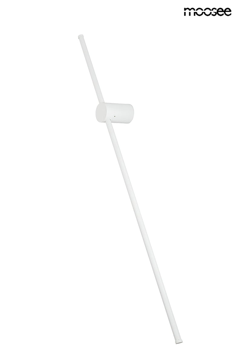 Kinkiet Ombre 100 w kolorze białym, z jednym źródłem LED o mocy 12W. Produkt ma prostą, minimalistyczną formę z okrągłą podstawą i długim, poziomym ramieniem. Umieszczony na białym tle, co podkreśla jego nowoczesny design.