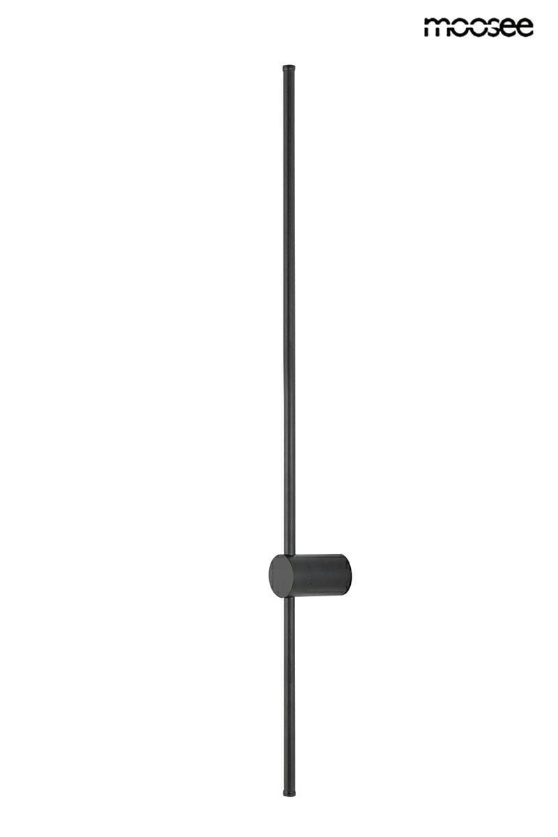 Kinkiet Ombre 100 w kolorze czarnym, z pojedynczym źródłem światła LED o mocy 12W. Produkt ma prosty, minimalistyczny kształt z długą, pionową rurką i okrągłym mocowaniem. Ujęcie frontalne, na białym tle.