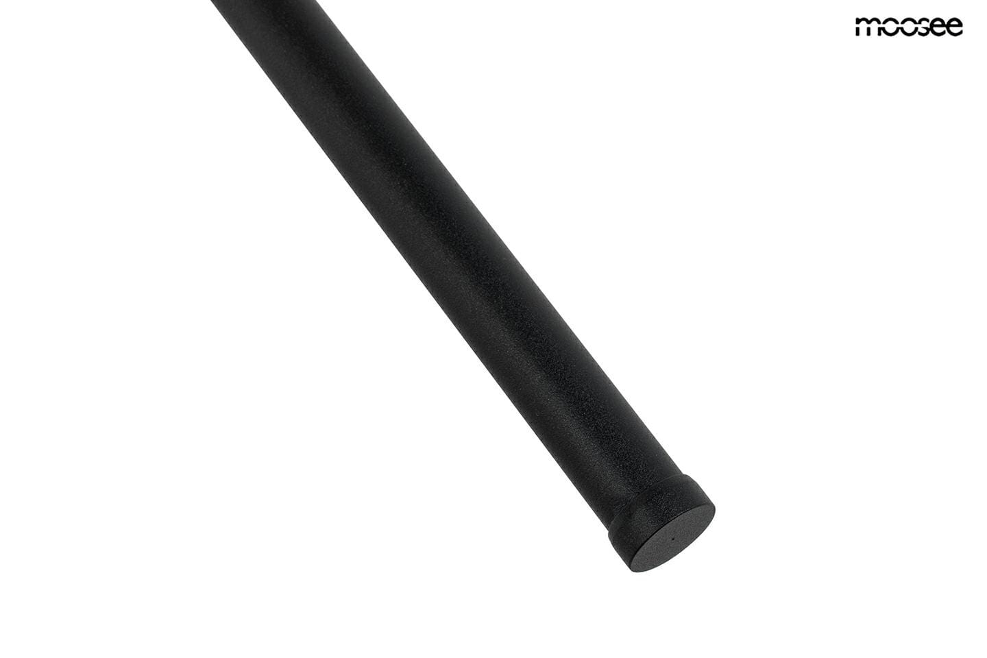 Kinkiet Ombre 100 w kolorze czarnym, wykonany z metalu, z pojedynczym źródłem światła LED o mocy 12W. Zbliżenie na prostą, cylindryczną konstrukcję z matowym wykończeniem. Produkt zamontowany, widoczny z boku na jasnym tle.