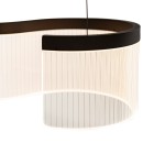 Lampa wisząca Notar w kolorze kawowym z jednym źródłem LED o mocy 31W. Posiada zaokrąglony, teksturowany klosz z przezroczystymi paskami, zawieszony na cienkim przewodzie. Minimalistyczny design, idealna do nowoczesnych wnętrz.