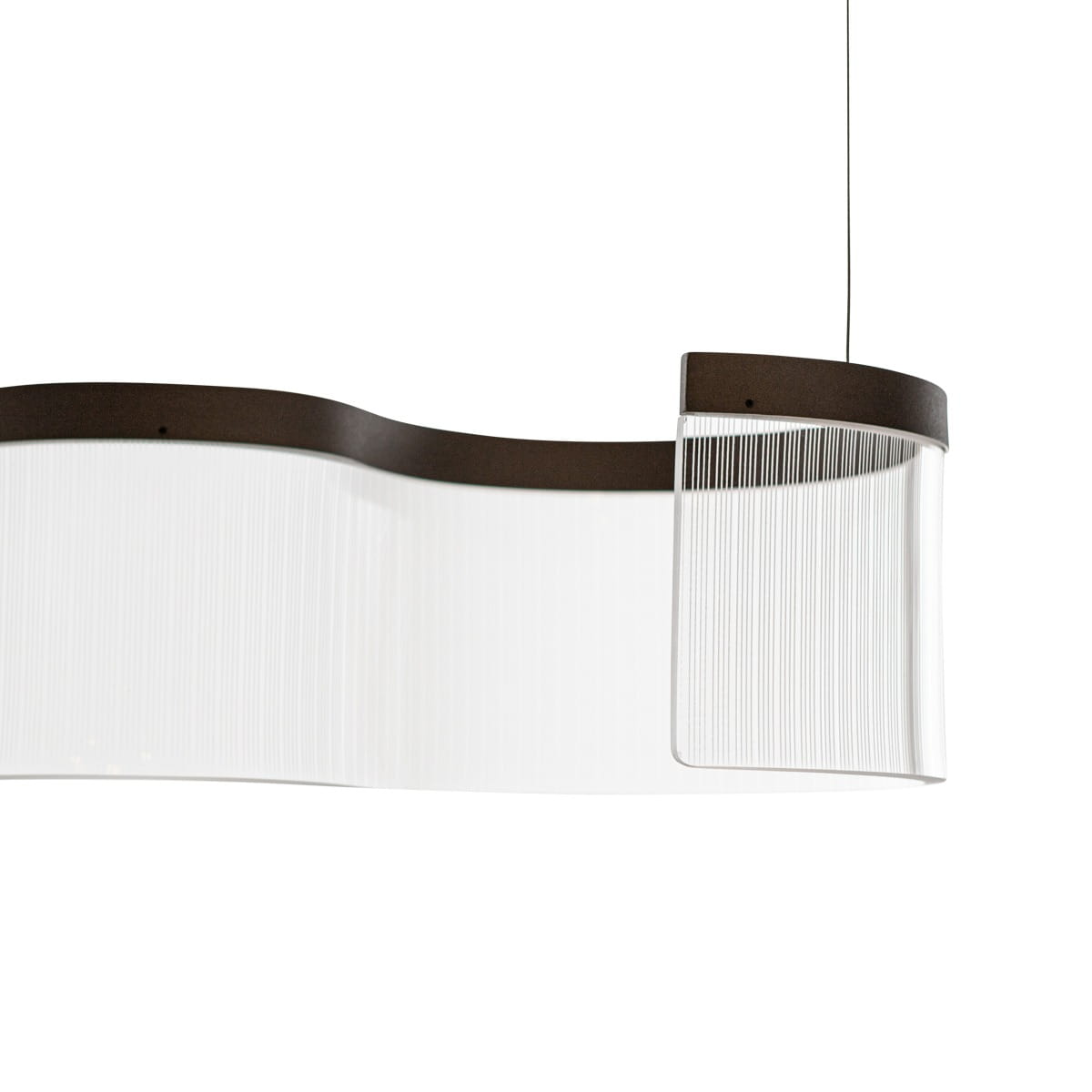 Lampa wisząca Notar w kolorze kawowym, z jedną diodą LED o mocy 31W. Posiada falisty klosz z przezroczystego materiału oraz ciemne drewniane akcenty. Zawieszona na cienkim przewodzie, prezentuje nowoczesny design.