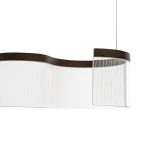 Lampa wisząca Notar w kolorze kawowym, z jedną diodą LED o mocy 31W. Posiada falisty klosz z przezroczystego materiału oraz ciemne drewniane akcenty. Zawieszona na cienkim przewodzie, prezentuje nowoczesny design.