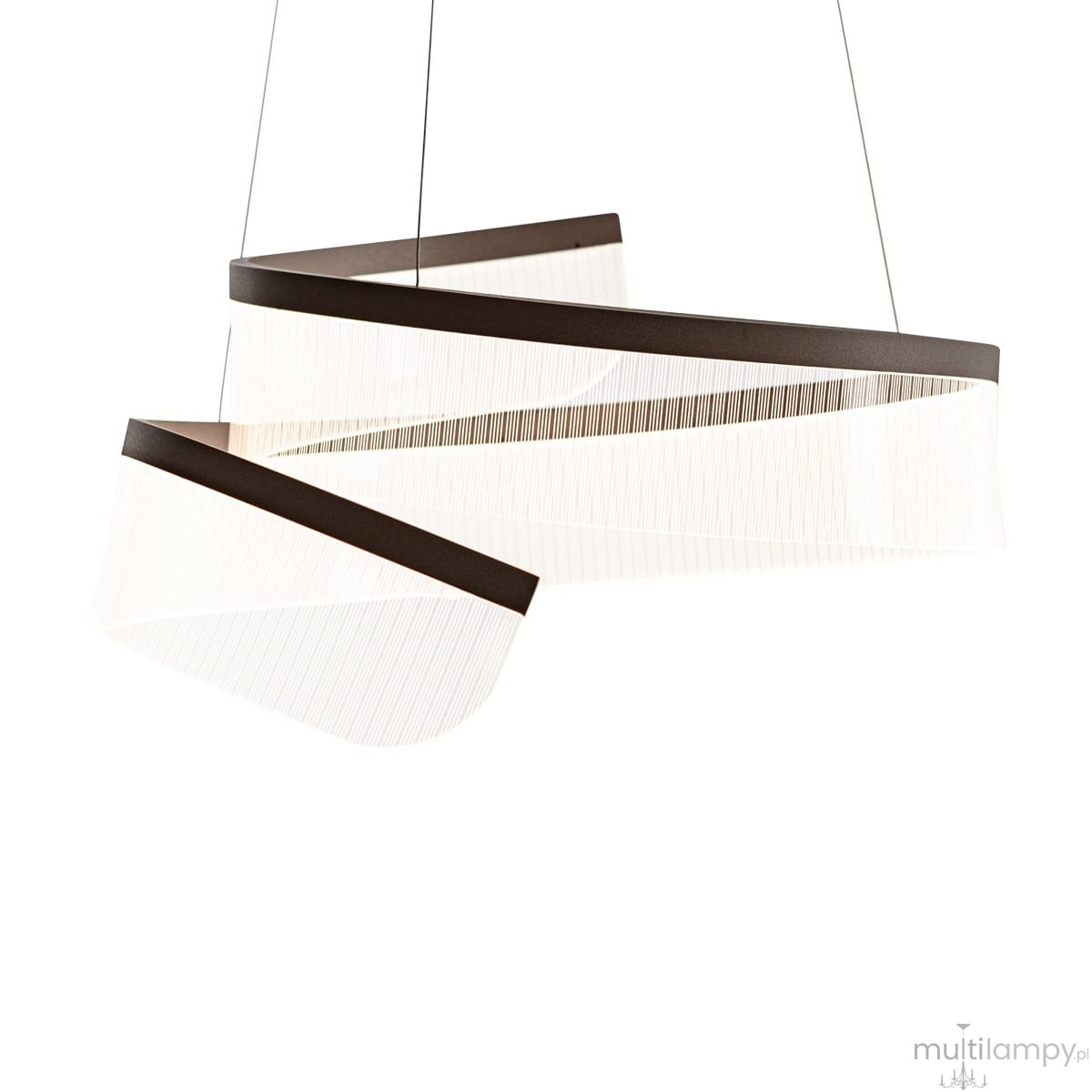 Lampa wisząca Rustin w kolorze kawowym z jedną diodą LED 45W, o nowoczesnym, falistym kształcie. Ujęcie z przodu, zawieszona na cienkich linkach. Wykonana z materiałów teksturowanych, z białym kloszem i ciemnym, prostokątnym elementem.
