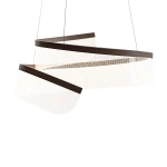 Lampa wisząca Rustin w kolorze kawowym z jedną diodą LED 45W, o nowoczesnym, falistym kształcie. Ujęcie z przodu, zawieszona na cienkich linkach. Wykonana z materiałów teksturowanych, z białym kloszem i ciemnym, prostokątnym elementem.