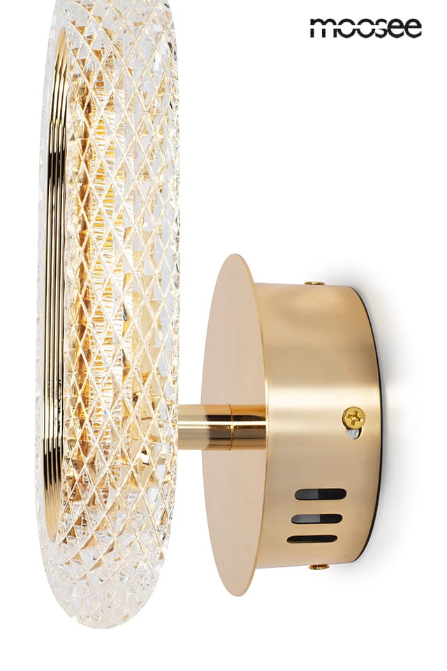 Kinkiet Jewel z jednym źródłem światła LED o mocy 7W, złota oprawa metalowa z diamentowym wzorem na kloszu. Produkt montowany na ścianie, z widocznym mocowaniem i detalami wykończenia. Tło białe.