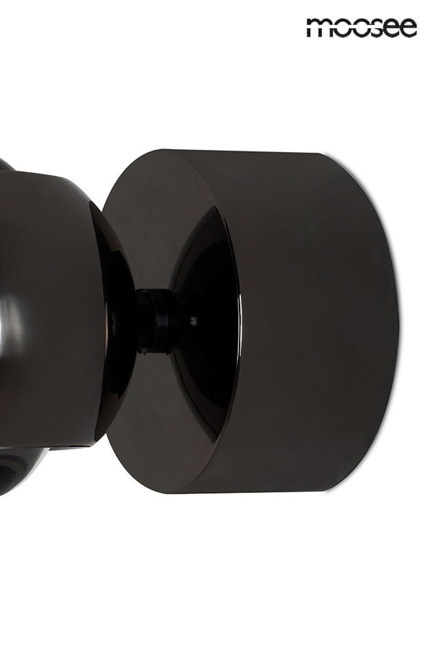 Kinkiet Eos z jedną diodą LED o mocy 8W w kolorze czarnym z chromowanymi detalami. Produkt widoczny z boku, z lekko zaokrąglonym kloszem i prostokątną podstawą. Tło białe, co podkreśla elegancki design lampy.