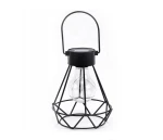 Lampa stołowa wisząca solarna w kolorze czarnym, o metalowej, geometrycznej konstrukcji z przezroczystą żarówką. Ujęcie z boku, z uchwytem do zawieszenia. Idealna do zastosowania na zewnątrz i wewnątrz.