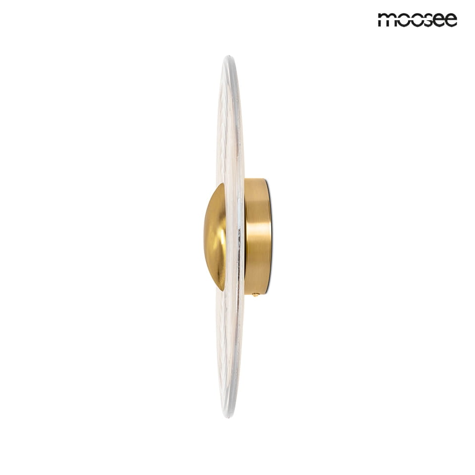 Kinkiet Onda LED w kolorze złotym z jedną diodą LED o mocy 9W. Produkt ma okrągłą, płaską podstawę i elegancką, metaliczną obudowę. Ujęcie z boku ukazuje detale konstrukcyjne oraz fakturę powierzchni.