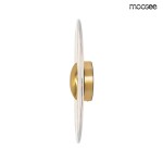 Kinkiet Onda LED w kolorze złotym z jedną diodą LED o mocy 9W. Produkt ma okrągłą, płaską podstawę i elegancką, metaliczną obudowę. Ujęcie z boku ukazuje detale konstrukcyjne oraz fakturę powierzchni.