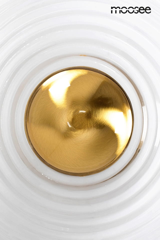 Onda LED kinkiet z białym, teksturowanym kloszem oraz złotym wnętrzem. Widok z góry, ukazujący okrągły kształt oraz lustrzaną powierzchnię w złotym kolorze. Idealny do nowoczesnych aranżacji wnętrz.