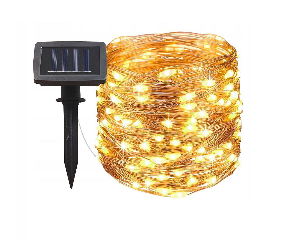 Girlanda świetlna ogrodowa solarna z 500 LED, o długości 50 m, nawinięta na brązowy drut. Zasilana energią słoneczną, z panelami fotowoltaicznymi, umieszczonymi na czarnej podstawie z szpikulcem do wbijania w ziemię.