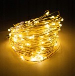 Girlanda świetlna ogrodowa solarna o długości 50 m, z 500 żółtymi diodami LED, zwinięta w kłębek. Cienki, elastyczny przewód umożliwia łatwe rozmieszczenie w ogrodzie lub na tarasie. Idealna do dekoracji przestrzeni zewnętrznych.
