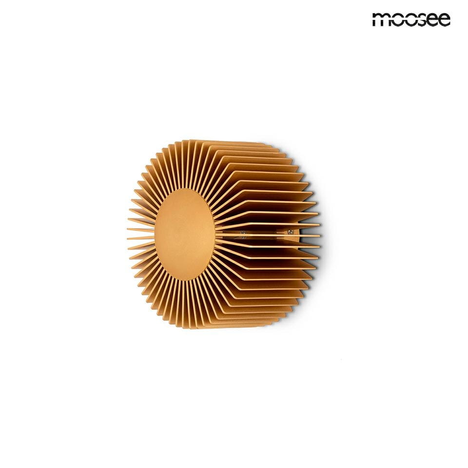Kinkiet Sunny w kolorze złotym, wykonany z metalu, z unikalnym, falistym wzorem. Ujęcie frontalne, montowany na ścianie. Źródło światła: 1xLED/3W. Tło białe, co podkreśla nowoczesny design lampy.