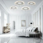 Kinkiet Splash M w kolorze chromu z jedną diodą LED o mocy 17W, zamontowany na suficie. Nowoczesny design z elementami dekoracyjnymi, idealny do eleganckiego wnętrza. Widoczny w minimalistycznej sypialni na tle białych ścian.
