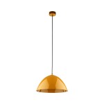 Lampa wisząca Faro D34 w kolorze ochry, z okrągłym kloszem w kształcie półkuli. Wisi na czarnym przewodzie, z zamontowanym stelażem sufitowym. Idealna do nowoczesnych wnętrz, pasuje do źródła światła E27. Tło jednolite, białe.