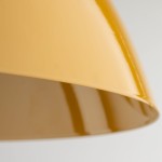 Lampa wisząca Faro D34 w kolorze ochry, z metalowym kloszem o gładkiej, błyszczącej powierzchni. Ujęcie z bliska, ukazujące krawędź klosza oraz jego zaokrąglony kształt. Idealna do nowoczesnych wnętrz.