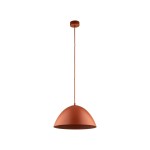 Lampa wisząca Faro D34 w kolorze ceglastym, z metalowym kloszem w kształcie półkuli. Ujęcie frontalne, zawieszona na długim przewodzie. Przeznaczona na żarówkę E27, idealna do nowoczesnych wnętrz. Tło białe, co podkreśla kolor lampy.