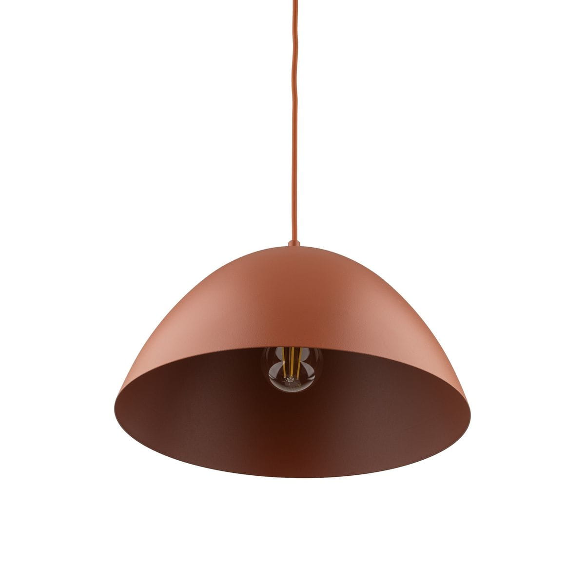 Lampa wisząca Faro D34 w kolorze ceglastym, z metalowym kloszem w kształcie półkuli, zawieszona na cienkim przewodzie. Widoczna żarówka E27 wewnątrz klosza, który ma matową fakturę.
