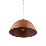 Lampa wisząca Faro D34 w kolorze ceglastym, z metalowym kloszem w kształcie półkuli, zawieszona na cienkim przewodzie. Widoczna żarówka E27 wewnątrz klosza, który ma matową fakturę.