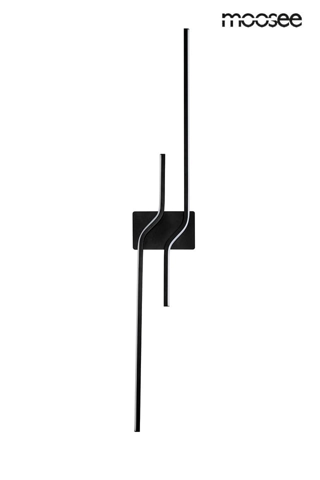 Kinkiet Roche 100 w kolorze czarnym, z dwoma źródłami światła LED o mocy 25W. Produkt o nowoczesnym, minimalistycznym designie, z asymetrycznymi, prostymi liniami. Ujęcie frontalne, zamontowany na ścianie.