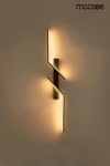 Kinkiet Maison 60 w kolorze czarnym, z dwoma źródłami światła LED o mocy 14W. Posiada nowoczesny, geometryczny kształt z prostymi liniami. Zawieszony na ścianie, emituje ciepłe światło, podkreślając minimalistyczny design. Tło jasne.