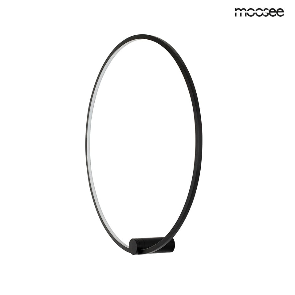 Kinkiet Hoop 60 w kolorze czarnym, z okrągłym, minimalistycznym designem. Posiada jedną diodę LED o mocy 25W. Widoczny element montażowy u podstawy. Produkt prezentowany na jednolitym tle.