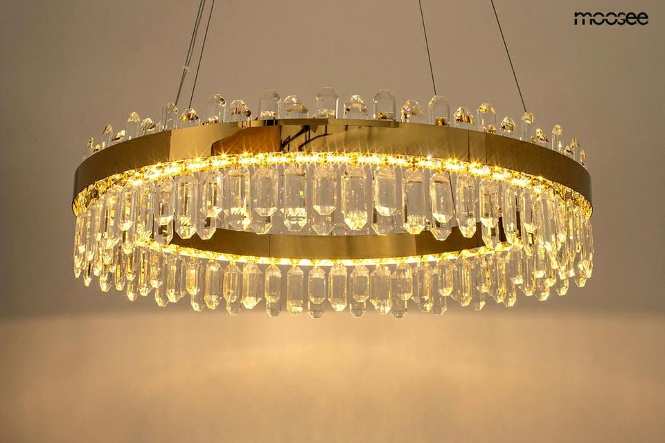 Lampa wisząca Amira 100, złota, z 1 żarówką LED 39W, okrągła konstrukcja z kryształowymi zdobieniami, zawieszona na cienkich linkach, emitująca ciepłe światło. Widok z dołu, na jednolitym tle.