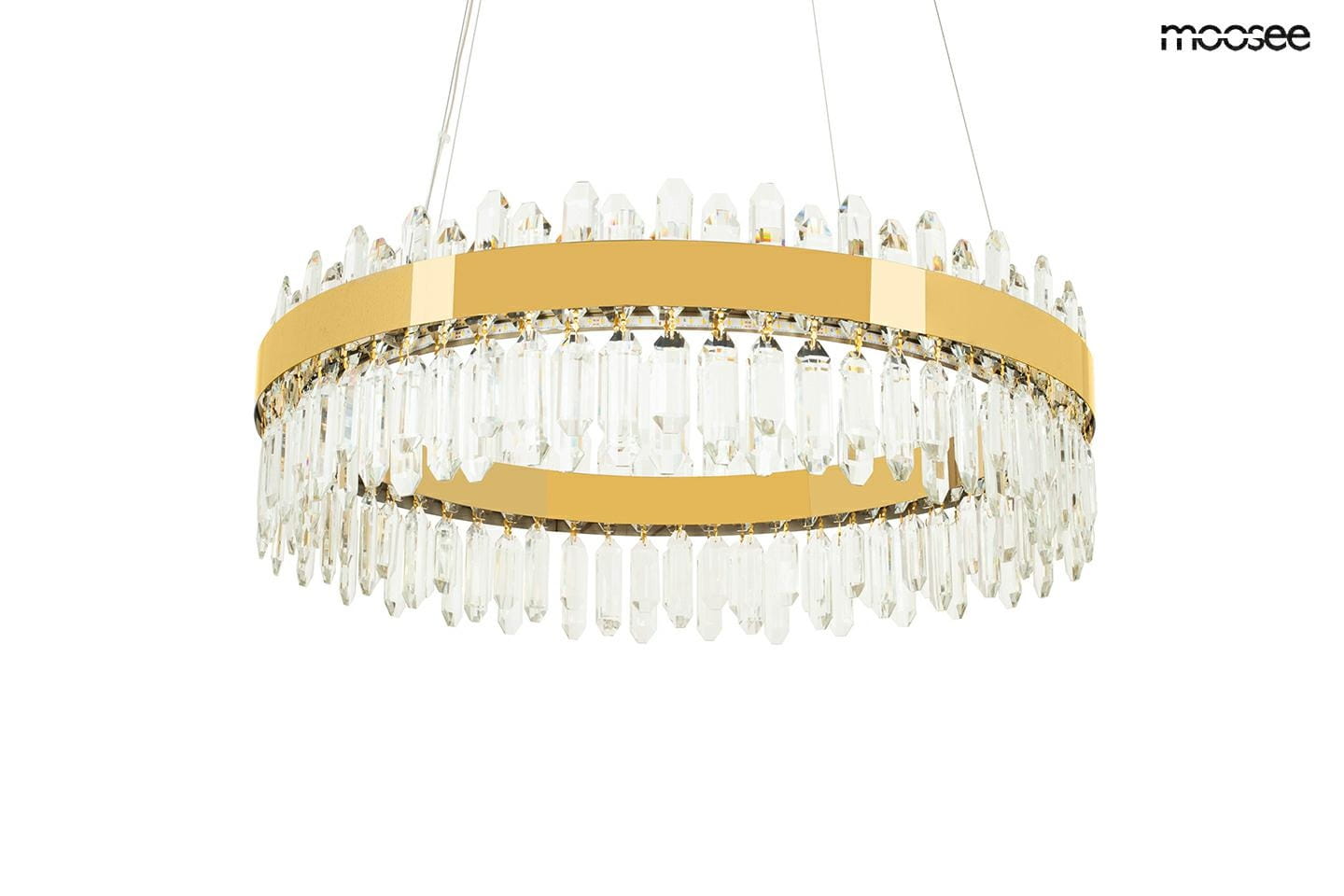 Lampa wisząca Amira 60 w kolorze złotym, z pojedynczym źródłem LED 21W. Okrągła konstrukcja z przezroczystymi kryształowymi elementami zwisającymi, zawieszona na cienkich linkach. Tło białe, minimalistyczne, podkreślające elegancję lampy.