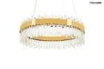 Lampa wisząca Amira 60 w kolorze złotym, z pojedynczym źródłem LED 21W. Okrągła konstrukcja z przezroczystymi kryształowymi elementami zwisającymi, zawieszona na cienkich linkach. Tło białe, minimalistyczne, podkreślające elegancję lampy.