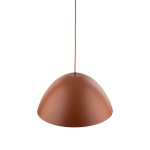 Lampa wisząca Faro D50 w kolorze ceglastym, z jedną oprawą E27. Ma zaokrąglony, matowy klosz w kształcie półkuli, zawieszony na cienkim przewodzie. Produkt prezentowany na jasnym tle.
